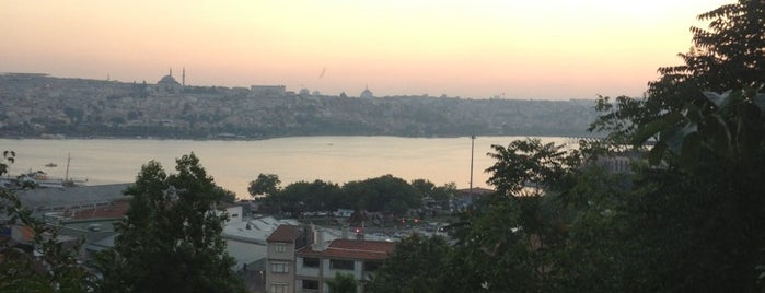 Manzara Taksim Altı is one of Lugares favoritos de Samet.