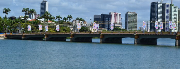 Ponte Buarque Macedo is one of Idos Recife/Pernambuco.