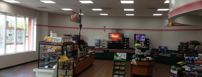 7-Eleven is one of Lugares favoritos de John.