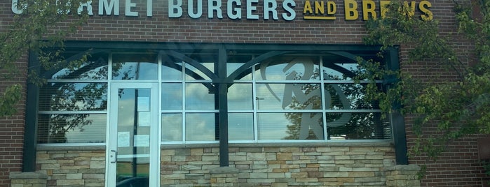 Red Robin Gourmet Burgers and Brews is one of Lunch places.