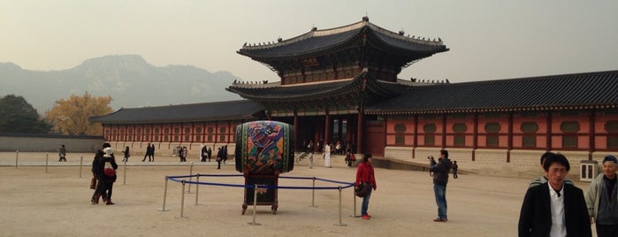 Gyeongbokgung Palace is one of สถานที่ที่ Toby ถูกใจ.