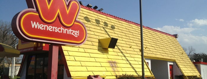 Wienerschnitzel is one of สถานที่ที่ David ถูกใจ.