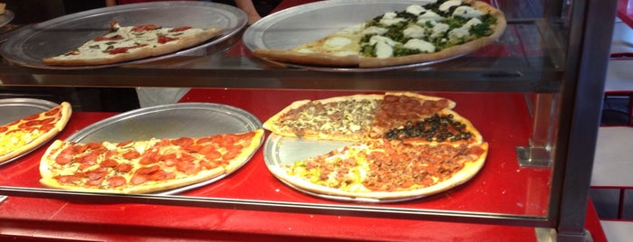 Famous Amadeus Pizza - Hell's Kitchen is one of Lugares favoritos de John.