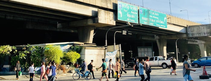 สะพานข้ามแยกสาธุ is one of On the Road (BKK).