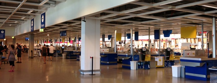 IKEA is one of Orte, die Devaki gefallen.