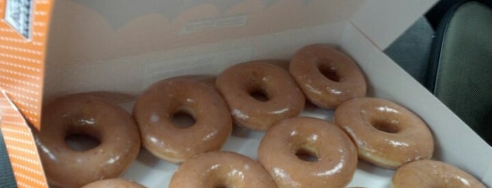 Krispy Kreme Doughnuts is one of Tempat yang Disukai Eve.