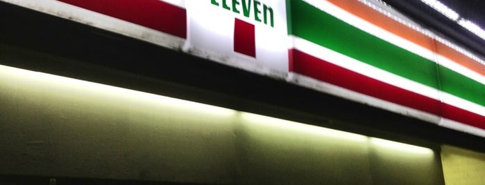 7-Eleven is one of Lieux qui ont plu à Corinne.