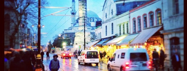 Çemberlitaş Tramvay Durağı is one of สถานที่ที่ Samet ถูกใจ.