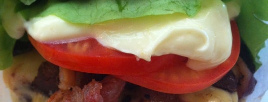 Achapa Hamburger is one of Fabioさんの保存済みスポット.
