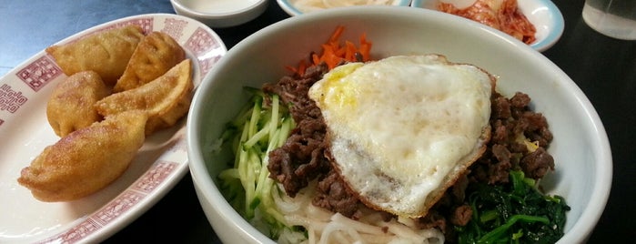 Korean House Restaurant is one of Tempat yang Disukai Andrew.