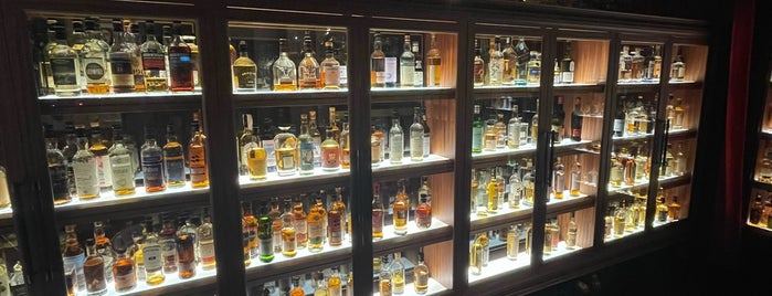 Whiskey Library @ The Vagabond Club is one of Yim Jiu 🍸🍷🍶🍺🍹.