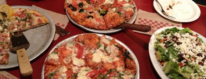 Me-N-Ed's Pizza Parlor is one of Posti salvati di Karim.