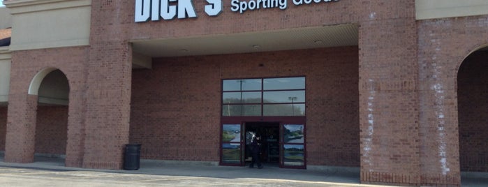 DICK'S Sporting Goods is one of Tempat yang Disukai Lorraine-Lori.