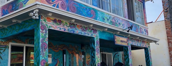 San Diego's Ocean Beach International Hostel is one of Posti che sono piaciuti a Nadine.