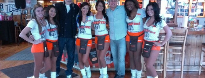 Hooters is one of Locais curtidos por Michael.