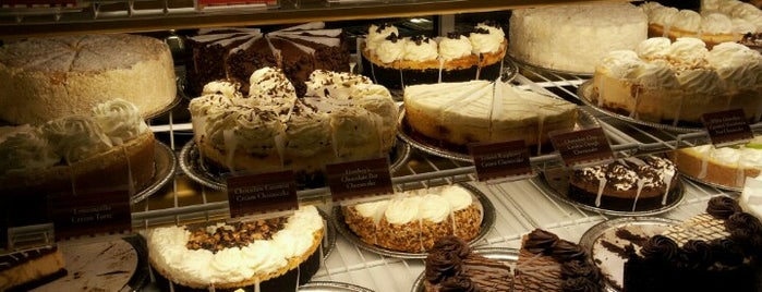 The Cheesecake Factory is one of Lugares favoritos de Aaliyah.