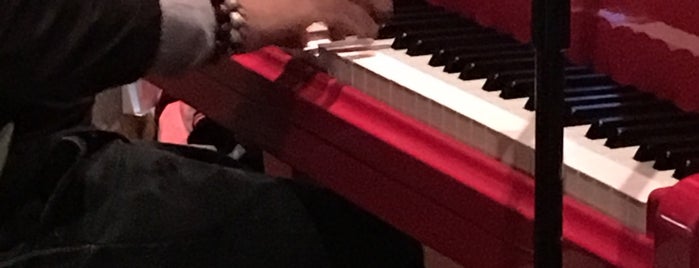 Piano Rouge is one of Lieux qui ont plu à Zeeha.