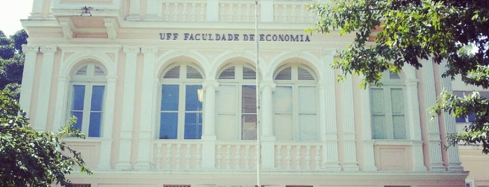 Faculdade de Economia is one of Tempat yang Disukai Raphael.