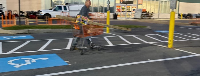 The Home Depot is one of Lieux qui ont plu à Lorraine-Lori.