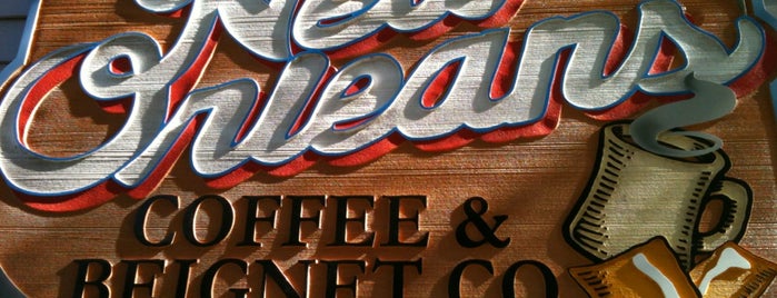 New Orleans Coffee & Beignets is one of สถานที่ที่ Lindsi ถูกใจ.