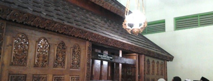 Makam Maulana Ibrahim Asmoro Qondi is one of Wisata Religi Spiritual dan Keyakinan Jawa Timur.
