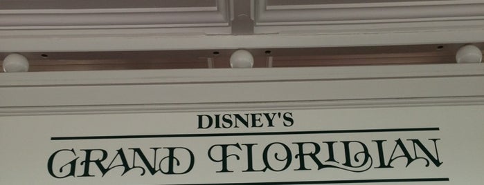 Grand Floridian Monorail Station is one of Lindsayeさんのお気に入りスポット.