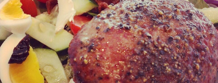 Q-Bay Burger is one of Sergio'nun Kaydettiği Mekanlar.