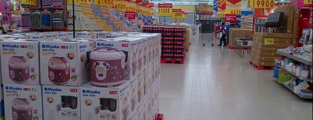 Carrefour is one of Sieさんのお気に入りスポット.