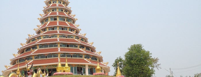 Wat Huay Pla Kang is one of Chaing rai temple.