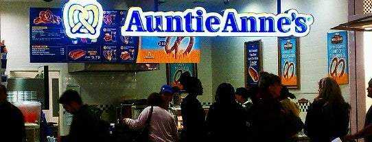 Auntie Anne's is one of สถานที่ที่ Justin ถูกใจ.