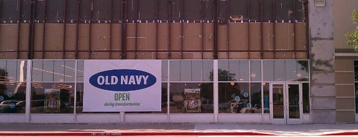 Old Navy is one of Locais curtidos por Kina.