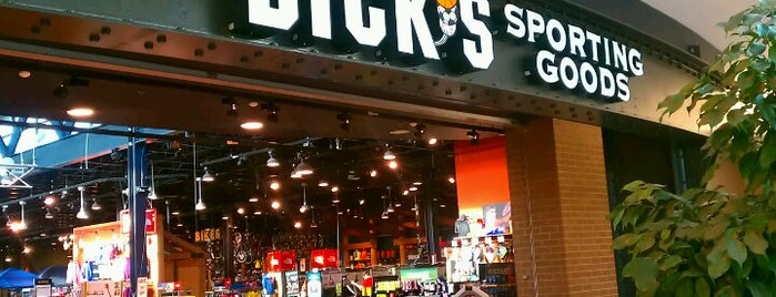 DICK'S Sporting Goods is one of Locais curtidos por Kina.