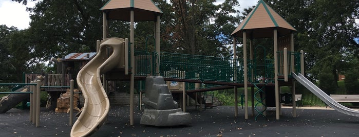 Shaw Park Tree Top Playground is one of Mohrah 님이 좋아한 장소.