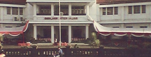 Balai Kota Malang is one of Tempat Bersejarah di Kota Malang Raya.