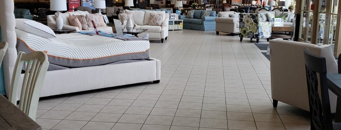 Raymour & Flanigan Furniture and Mattress Store is one of Lugares guardados de Nadine.