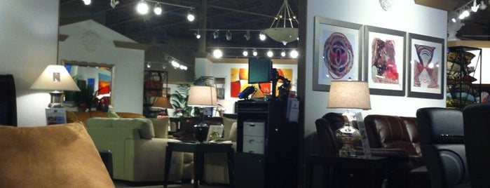 Rooms To Go Furniture Store is one of Locais curtidos por Chester.