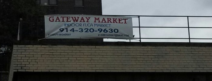 Gateway Flea Market is one of สถานที่ที่ Dennis ถูกใจ.