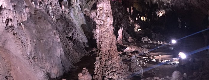 Grotte di Pertosa is one of Lugares favoritos de Lizzie.