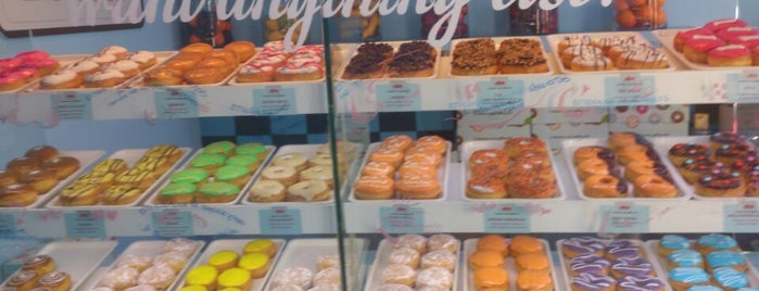 California Donuts is one of Giannisさんのお気に入りスポット.