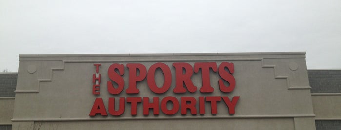 Sports Authority is one of Chester 님이 좋아한 장소.