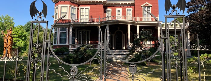 Stephen King's House is one of Tempat yang Disukai The Traveler.
