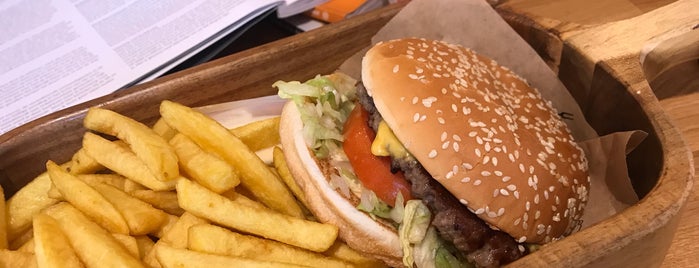 Burgers & Frites is one of Hoogkwartier & MaHo Kwartier 🇳🇬.