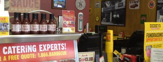 Dickey's Barbecue Pit is one of Lieux qui ont plu à Vicky.