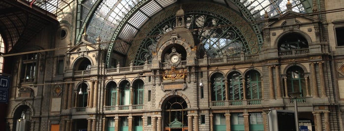 Station Antwerpen-Centraal is one of Guillermo A. 님이 좋아한 장소.