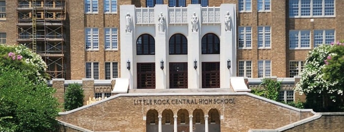 Little Rock Central High School is one of Dana Simone 님이 저장한 장소.