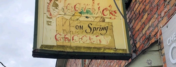 Charlie's Grocery on Spring is one of Lugares favoritos de FB.Life.
