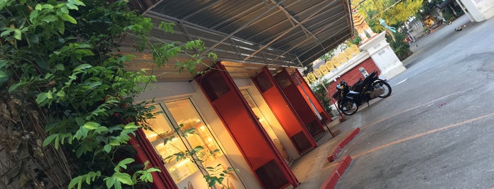 Dang Bakery is one of Chiangmai Mai.