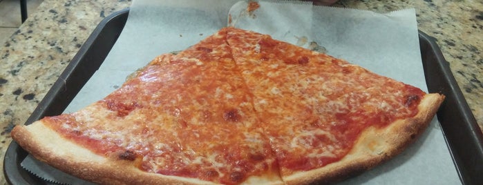 Amore Pizzeria is one of Lugares favoritos de Pam.
