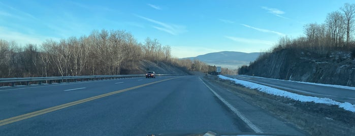 New York / Vermont State Line is one of Locais curtidos por Nicholas.