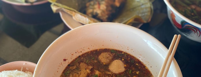 สมบัติ เนื้อตุ๋น หมูตุ๋นยาจีน is one of Beef Noodles.bkk.